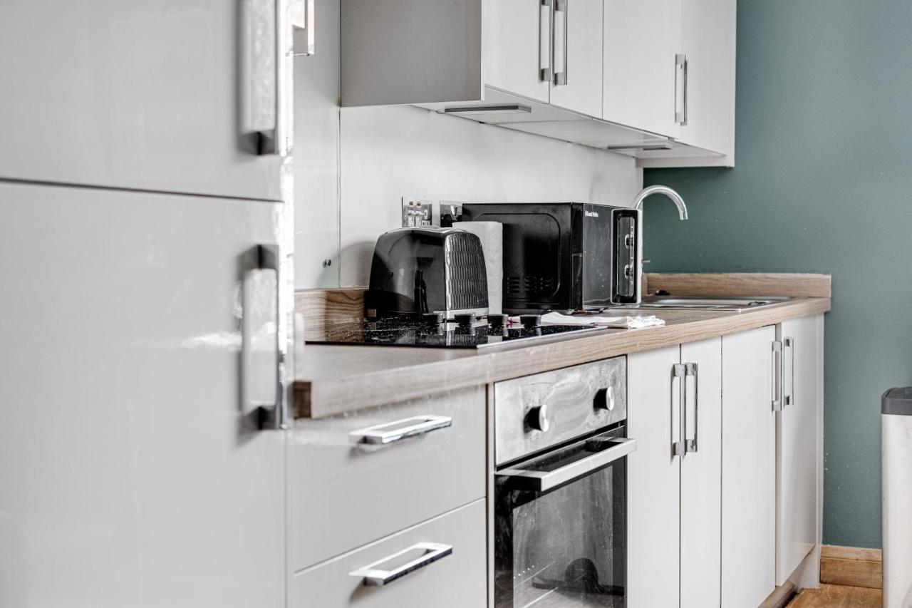 Homely 2 Beds Apt Up To 5 Guests-Wifi By Tent Serviced Apartments Chertsey Zewnętrze zdjęcie