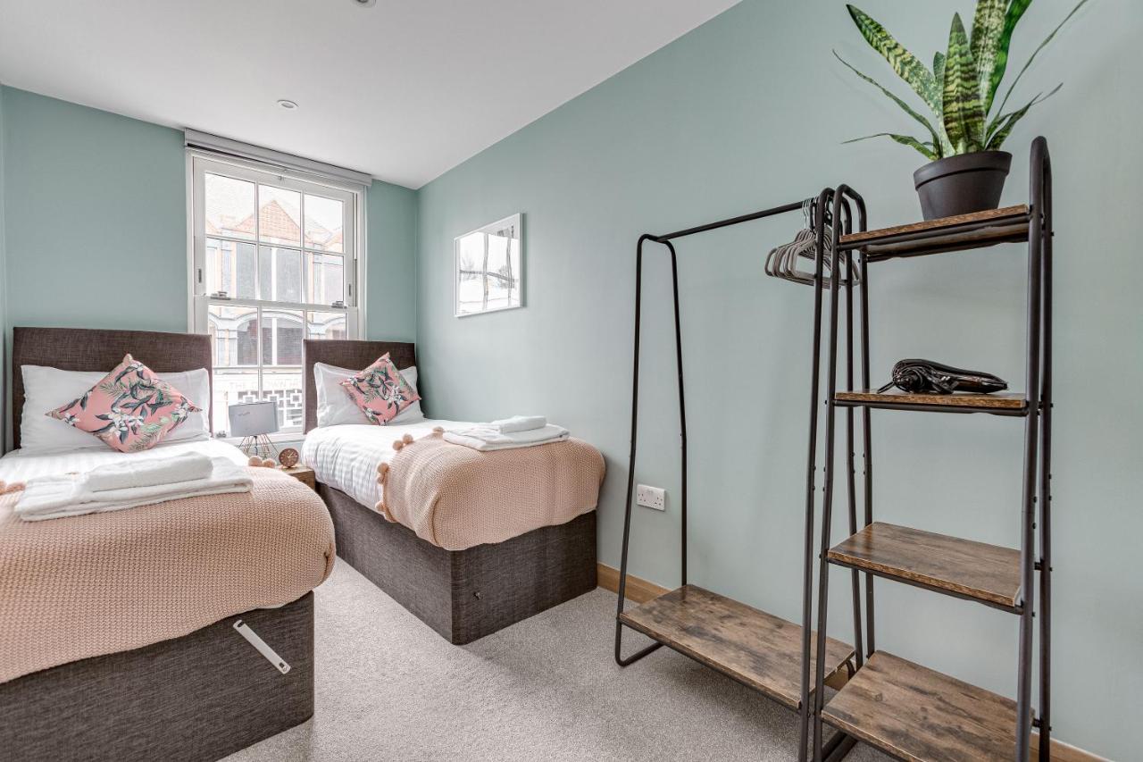 Homely 2 Beds Apt Up To 5 Guests-Wifi By Tent Serviced Apartments Chertsey Zewnętrze zdjęcie