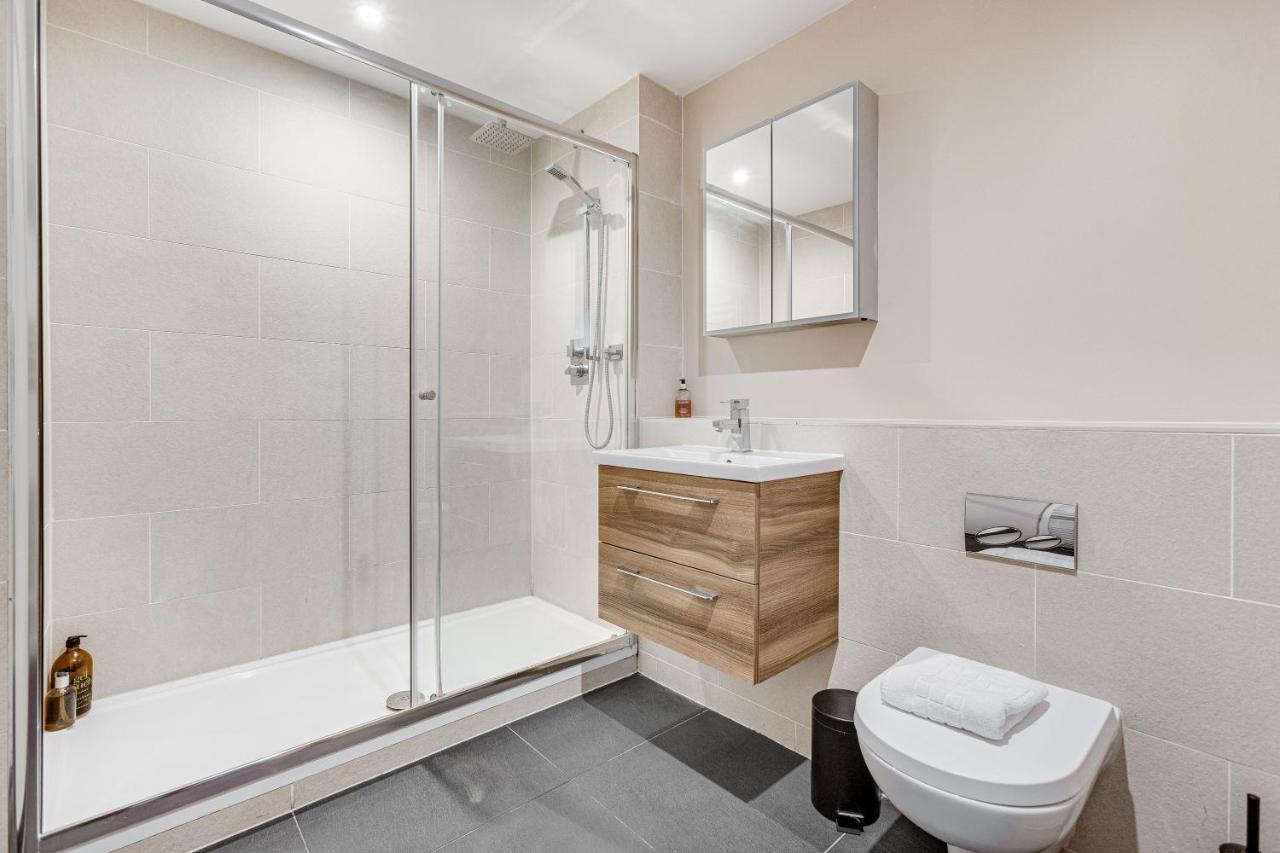 Homely 2 Beds Apt Up To 5 Guests-Wifi By Tent Serviced Apartments Chertsey Zewnętrze zdjęcie