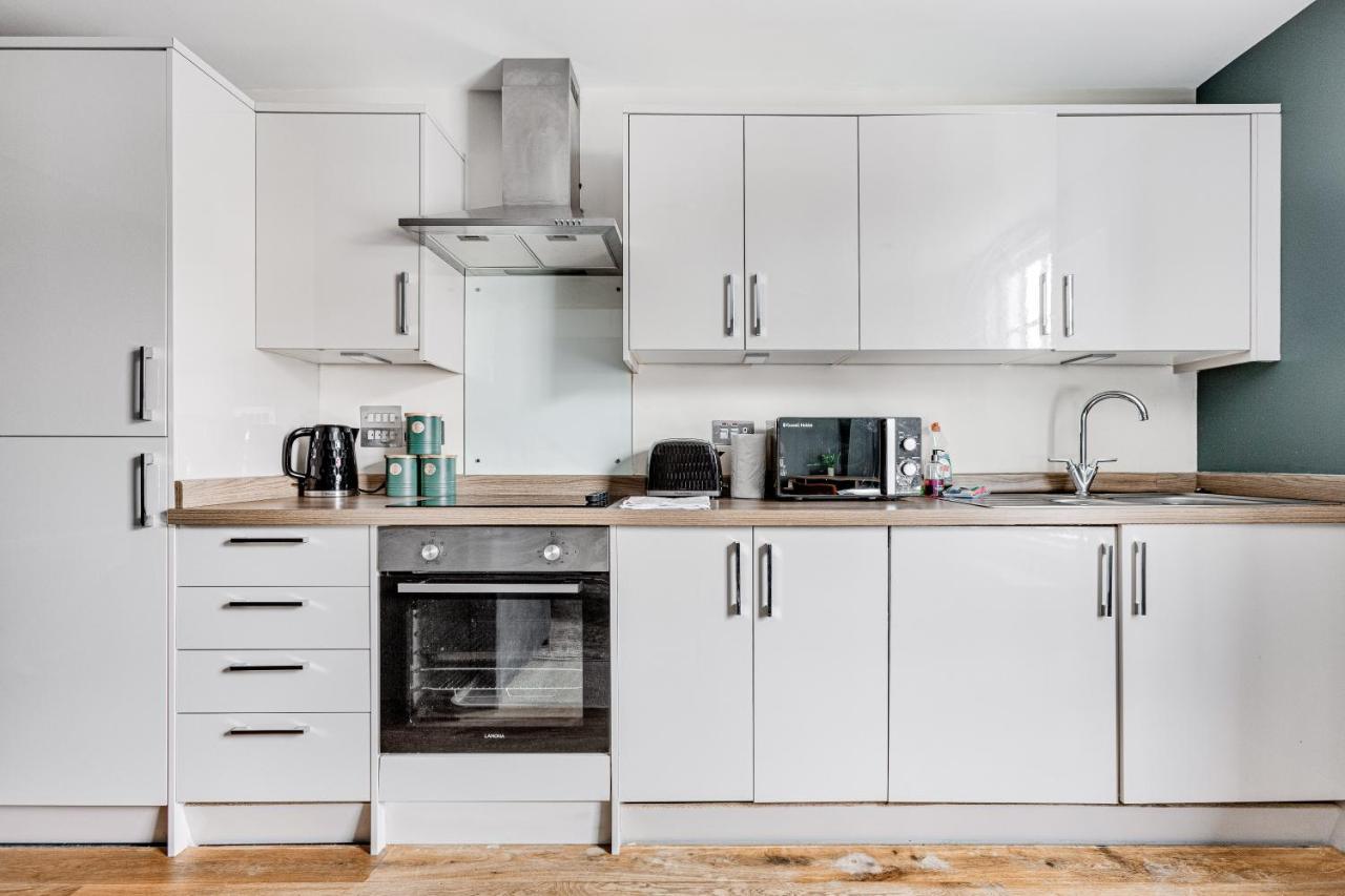 Homely 2 Beds Apt Up To 5 Guests-Wifi By Tent Serviced Apartments Chertsey Zewnętrze zdjęcie