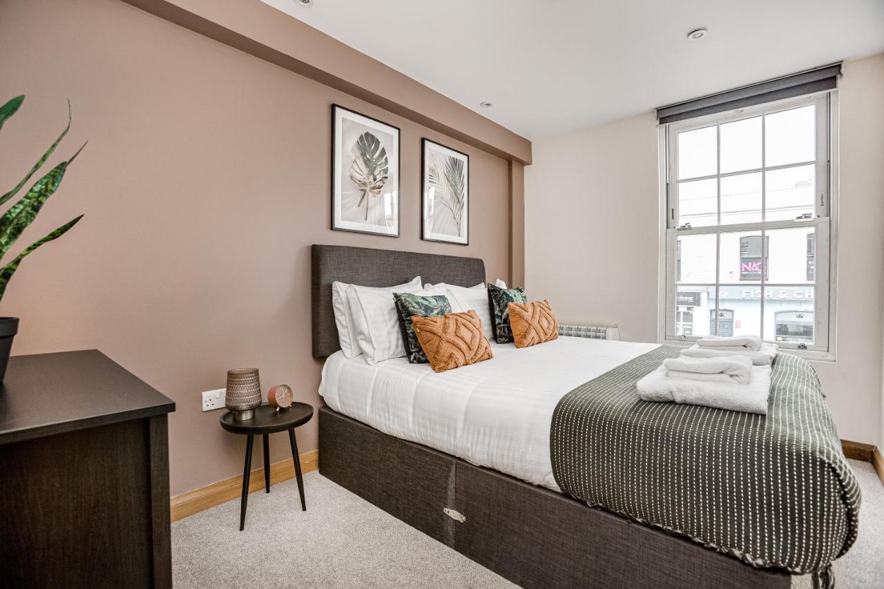 Homely 2 Beds Apt Up To 5 Guests-Wifi By Tent Serviced Apartments Chertsey Zewnętrze zdjęcie